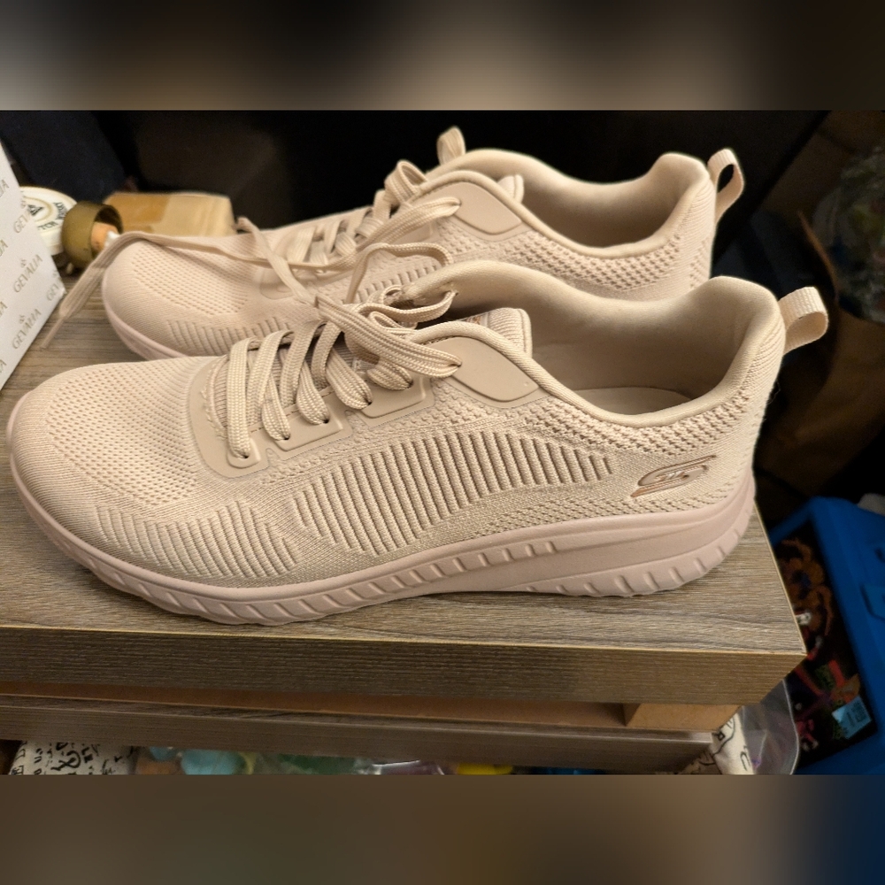 Women's Size 10. sketchers bobs memory foam shoes